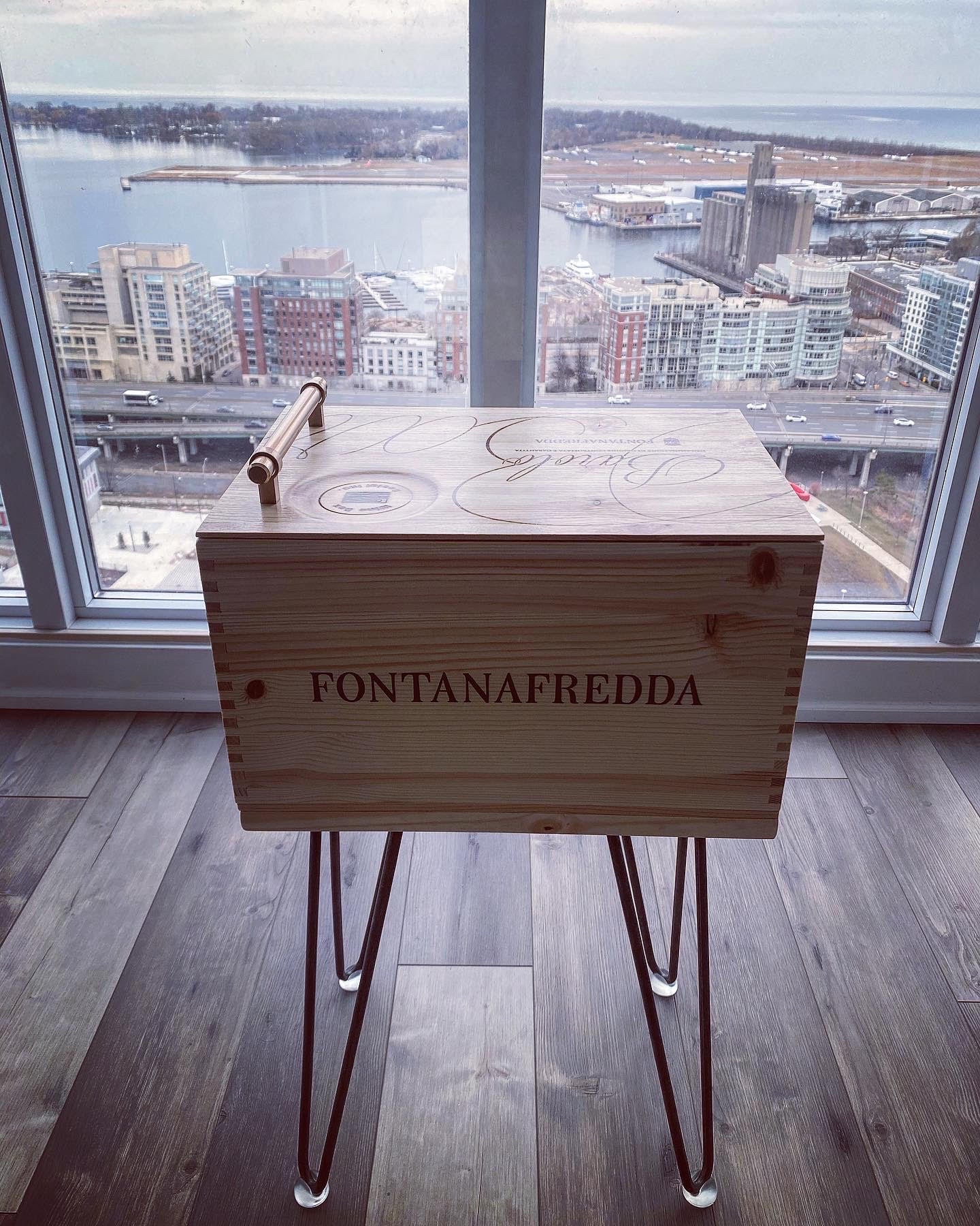 11687A1 2010 Fontanafredda Riserva Barolo Sidetable