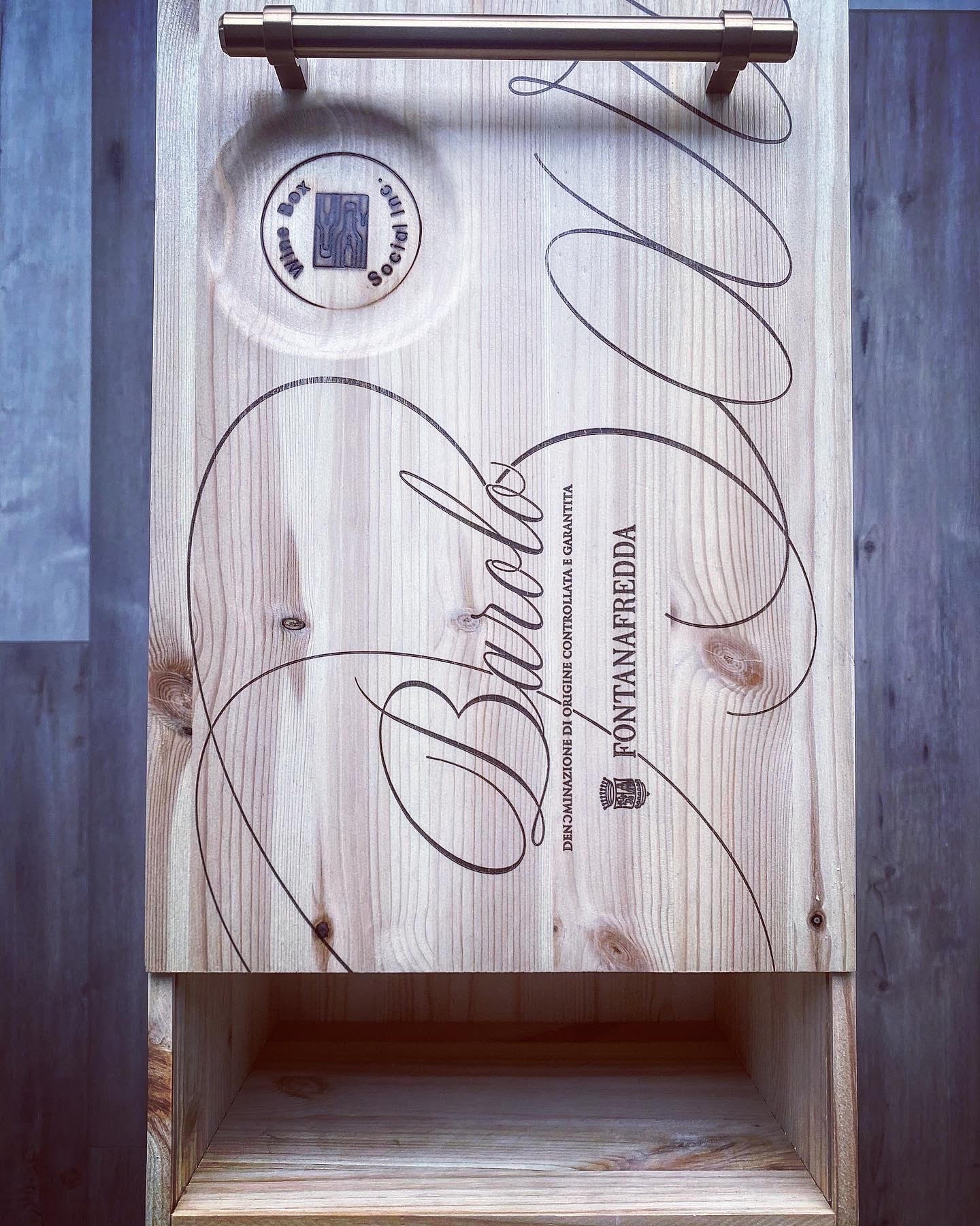 11687A1 2010 Fontanafredda Riserva Barolo Sidetable